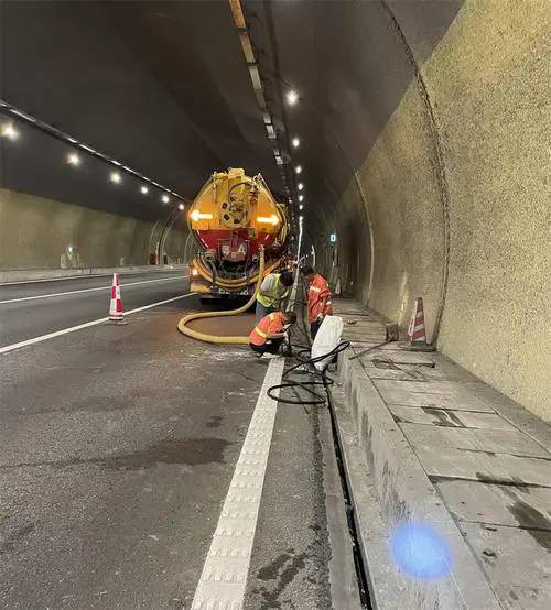 德令哈隧道排水渠清淤